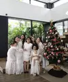 Rayakan Natal, keluarga Jessica Mila tampil menawan dalam busana bernuansa putih. [Foto: instagram/ Jessica Mila]