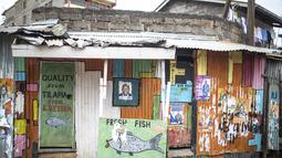 Spanduk pemilihan terpampang di sebuah restoran di lingkungan Kibera, kubu kandidat presiden Raila Odinga, di Nairobi, Kenya, Kamis, 11 Agustus 2022. Rakyat Kenya menunggu hasil pemilihan presiden yang berlangsung ketat namun tenang di mana jumlah pemilih lebih rendah daripada biasanya. (AP Photo/Mosa'ab Elshamy)