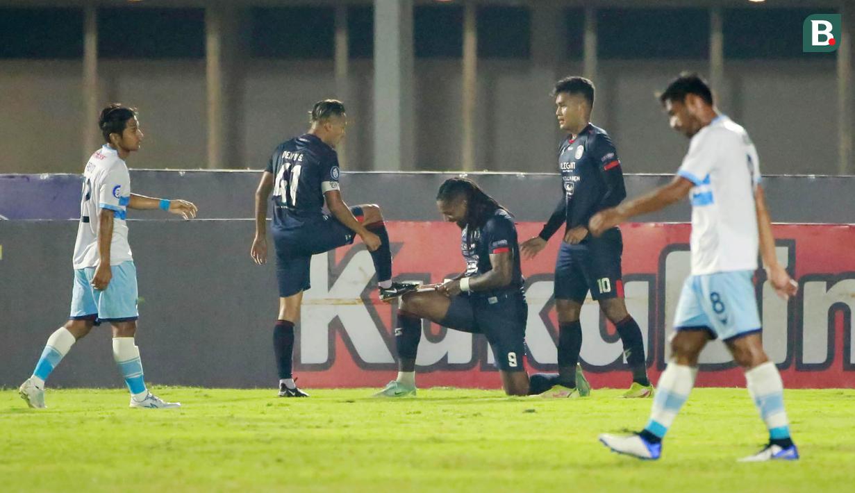 Pemain Arema FC, Carlos Fortes (tengah) melakukan selebrasi usai mencetak gol pertama timnya ke gawang Persela Lamongan dalam laga pekan ke-6 BRI Liga 1 2021/2022 di Stadion Madya, Jakarta, Minggu (3/9/2021). (Bola.com/M Iqbal Ichsan)