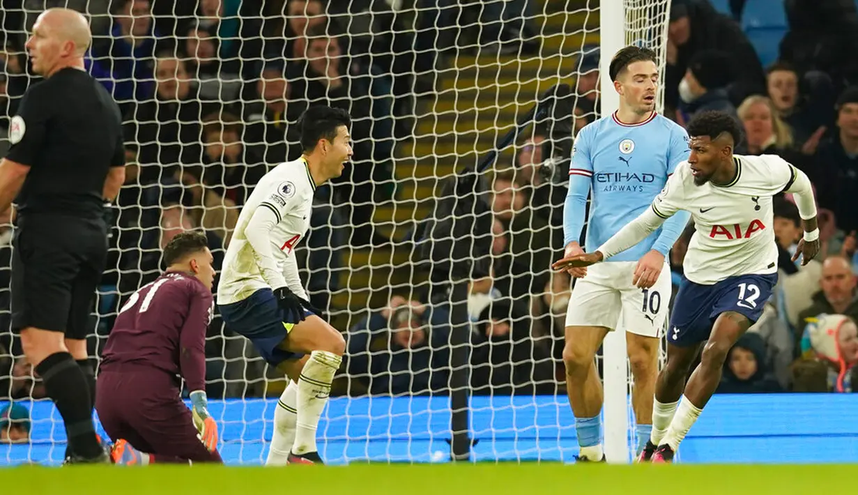 Pemain Tottenham Hotspur Emerson Royal (kanan) melakukan selebrasi usai mencetak gol ke gawang Manchester City pada pertandingan sepak bola Liga Inggris di Etihad Stadium, Manchester, Inggris, 19 Januari 2023. Manchester City mengalahkan Tottenham Hotspur dengan skor 4-2. (AP Photo/Dave Thompson)