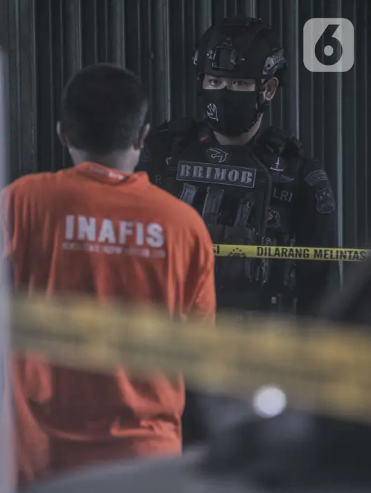 Tim Gegana dikerahkan saat penggerebekan rumah toko milik terduga teroris di kawasan Condet, Jakarta Timur, Senin (29/3/2021). Dalam penggerebekan tersebut, Tim Gegana mengamankan seorang pria dan wanita yang merupakan pemilik rumah. (merdeka.com/Iqbal S Nugroho)