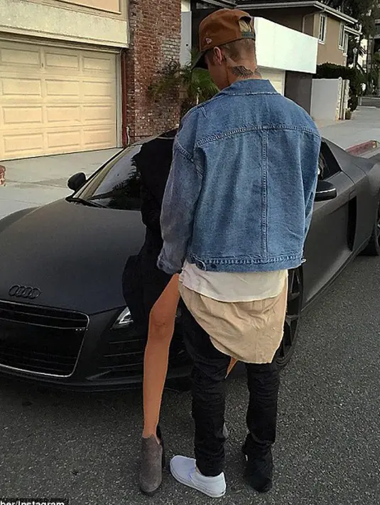 Justin Bieber mengepost salah satu fotonya ke media sosialnya seperti sedang berciuman dengan wanita. Hal ini kabarnya hanya untuk mengejek mantan kekasih Kourtney Kardashian. (Dailymail.co.uk)
