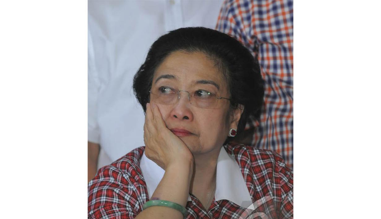 Mega, yang mengenakan kemeja kotak-kotak, tak berkata apa pun. Dia hanya terus memandang layar dengan mata yang berkaca-kaca, Jakarta, Rabu (9/7/2014) (Liputan6.com/Herman Zakharia)