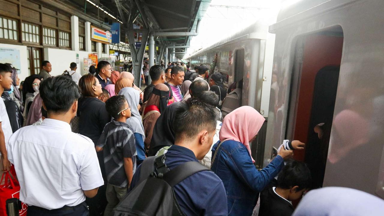 Stasiun Pasar Senen dipadati pemudik jelang Lebaran 2025