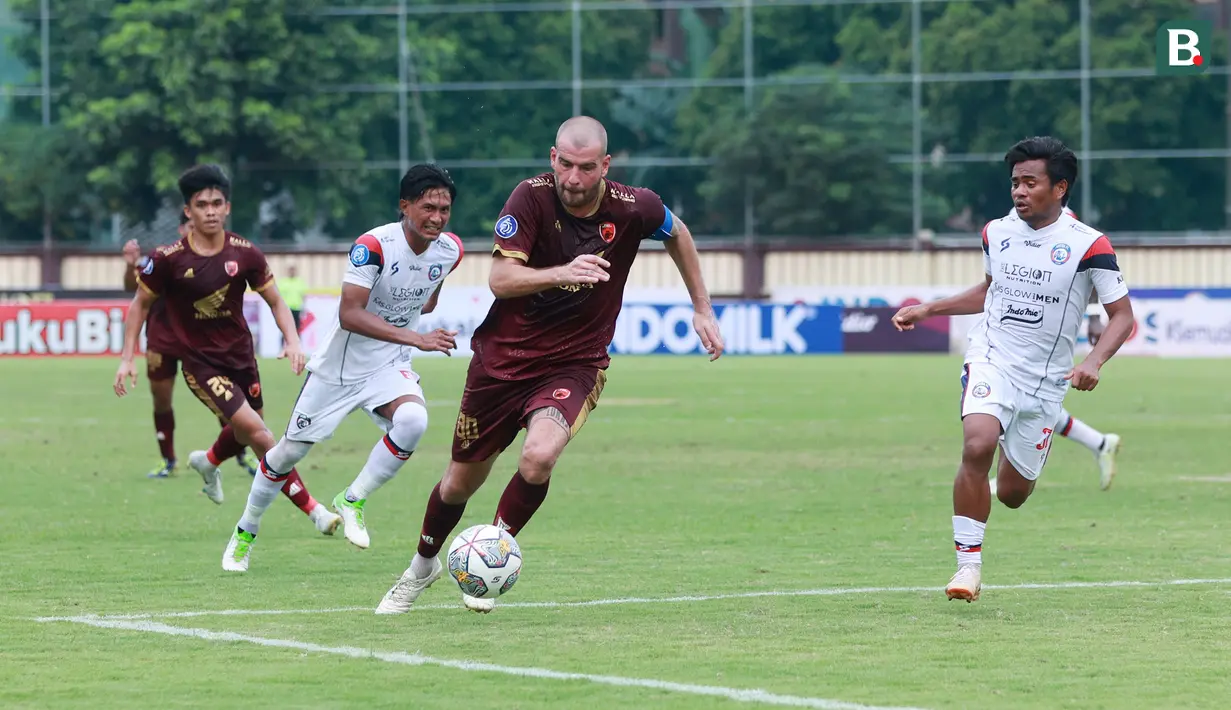 Pemain PSM Makassar, Willem Jan Pluim berhasil melewati dua pemain Arema FC, Johan Alfarizie (kiri) dan Ilham Udin Armaiyn pada laga BRI Liga 1 2022/2023 di Stadion PTIK, Jakarta, Sabtu (4/2/2023). PSM Makassar menang dengan skor 1-0. (Bola.com/M Iqbal Ichsan)