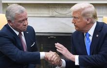 Ketika Seorang Raja Arab Tertunduk Lesu di Hadapan Trump, Ekspresi Wajahnya Mengatakan Segalanya
