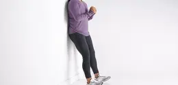 Tibialis raise adalah latihan sederhana yang bertujuan untuk memperkuat otot bagian depan kaki, tepatnya otot tibialis anterior. [Dok/Hinge Health]