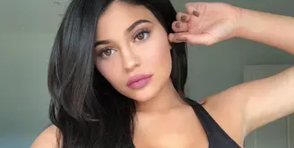 Kylie Jenner memang terkenal sebagai selebriti yang tak enggan untuk memamerkan keseksian tubuhnya. (instagram/kyliejenner)