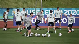 Para pemain Spanyol mengambil bagian dalam sesi latihan di Ciudad del Futbol di Las Rozas dekat Madrid (3/7/2021). Spanyol akan menghadapi Italia pada babak semifinal Euro 2020  di Stadion Wembley, Inggris. (AFP/Javier Soriano)