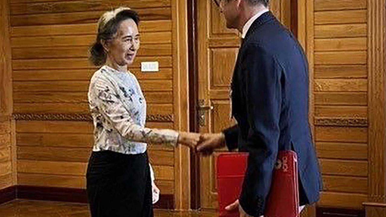 Aung San Suu Kyi Muncul Setelah Bertahun Tahun Tak Terlihat