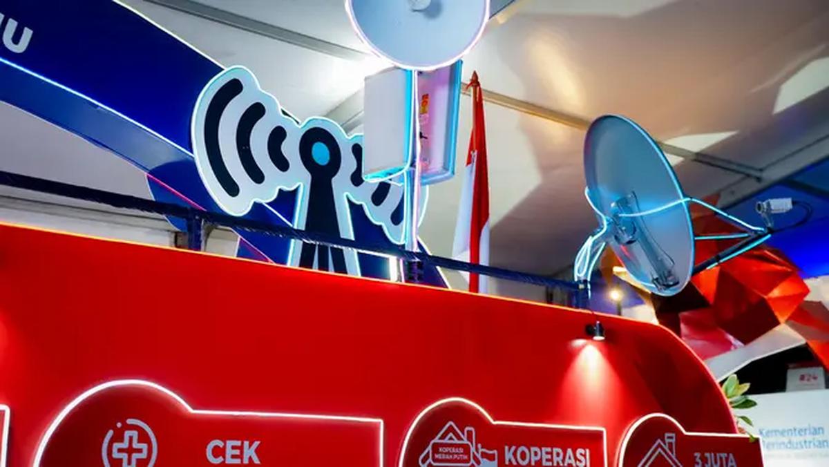 Hiasan Truk Digital Kemkomdigi menampilkan miniatur menara BTS 4G saat keliling rute untuk meriahkan karnaval HUT RI ke-80. (Doc: Kemkominfo)