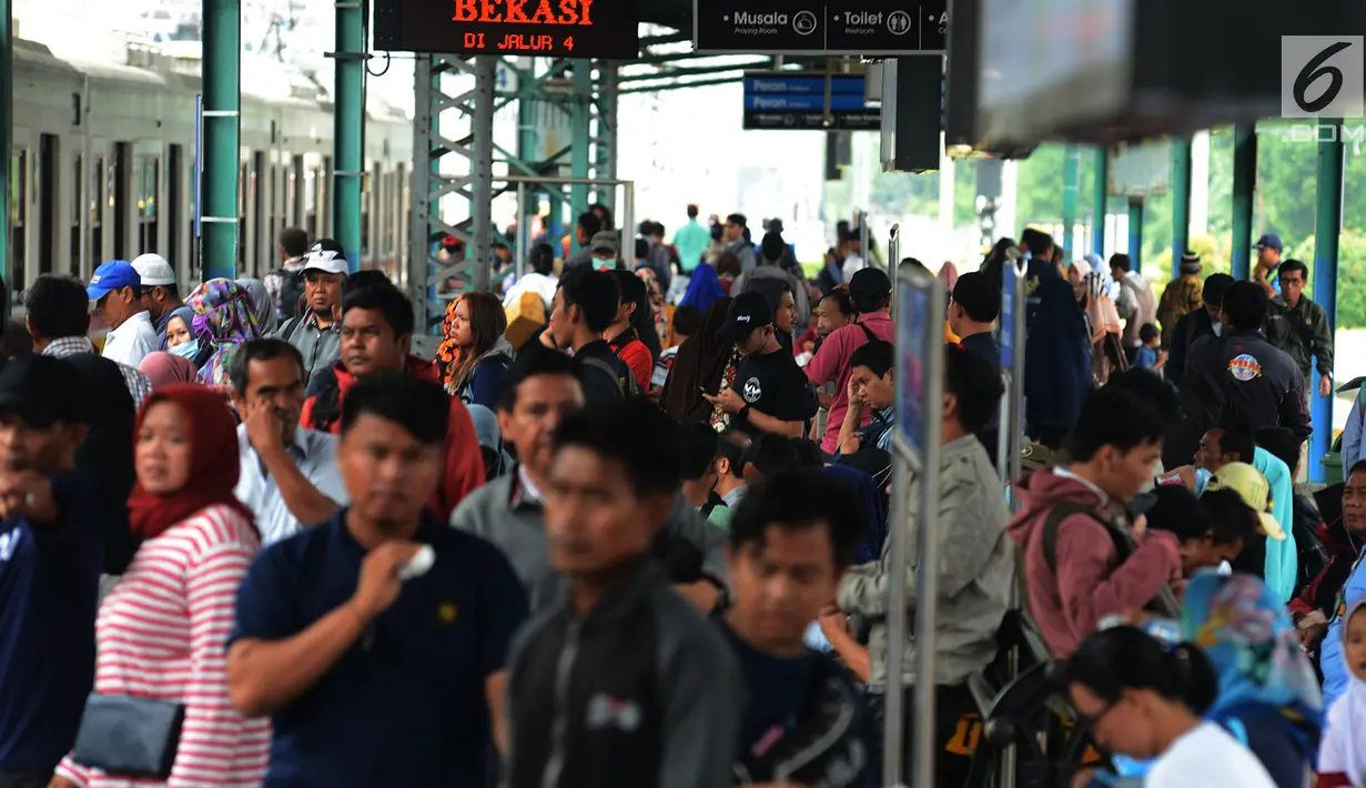 Calon penumpang menunggu rangkaian kereta Commuter Line di Stasiun Manggarai, Jakarta, Selasa (22/1). PT. Kereta Commuter Indonesia (KCI) menutup sementara jalur 10 di Stasiun Manggarai guna mempercepat proses revitalisasi. (Merdeka.com/Imam Buhori)