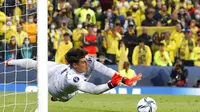 Kiper Chelsea Kepa Arrizabalaga menyelamatkan tembakan terakhir saat adu penalti pertandingan sepak bola Piala Super UEFA antara Chelsea dan Villarreal di Windsor Park di Belfast, Irlandia Utara, Rabu, 11 Agustus 2021. (AP Photo/Peter Morrison)