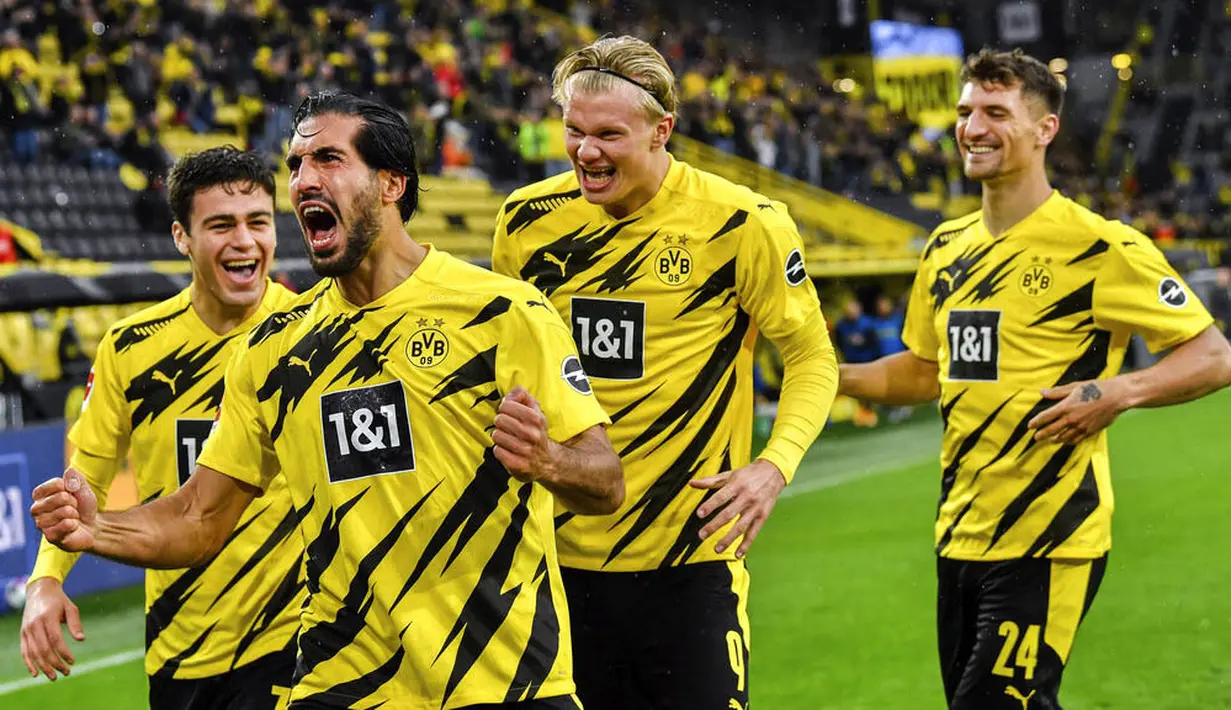 Gelandang Borussia Dortmund, Emre Can, melakukan selebrasi usai mencetak gol ke gawang Freiburg pada laga Bundesliga di Signal Iduna Park, Sabtu (3/10/2020). Dortmund menang dengan skor 4-0. (AP Photo/Martin Meissner)