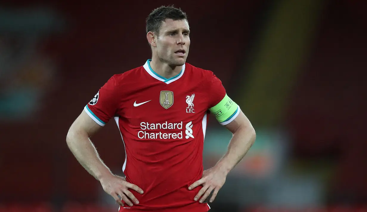 James Milner. Gelandang Inggris berusia 35 tahun ini telah 6 musim berseragam Liverpool. Dirinya adalah wakil kapten tim Liverpool di bawah Jordan Henderson dan telah beberapa kali dipercaya mengenakan ban kapten jika Jordan Henderson berhalangan. (Foto: AFP/Pool/Martin Rickett)