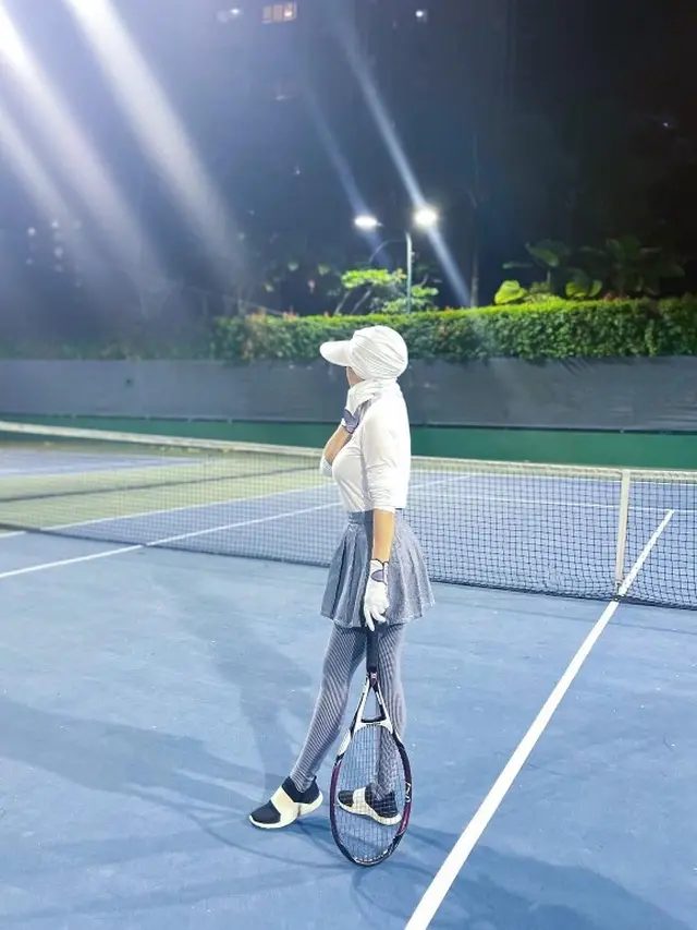 Outfit Olahraga Tenis ala Syahrini