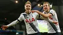 Gelandang Tottenham, Christian Eriksen melakukan selebrasi bersama Harry Kane usai mencetak gol kegawang City pada lanjutan liga Inggris di Stadion Etihad, (14/2). Tottenham menang tipis atas City dengan skor 2-1. (Reuters/Lee Smith)