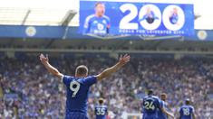 Pemain Leicester City, Jamie Vardy melakukan selebrasi setelah mencetak gol yang ke-200 bersama timnya dalam laga lanjutan Liga Inggris 2024/2025 melawan Ipswich Town di King Power Stadium, Leicester, Inggris, Minggu (18/05/2025). (AP Photo/PA/Nigel French)