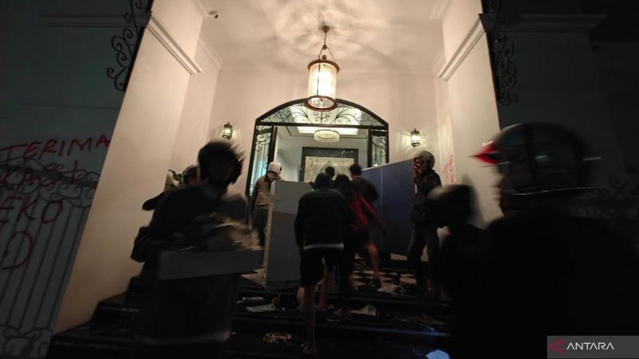 Fakta Unik Penjarahan Rumah Eko Patrio: Massa Teriak 'Terima Kasih' Sambil Angkut Barang Mewah