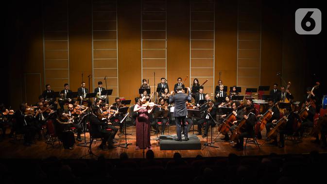 Jakarta Concert Orchestra dengan konduktor Avip Priatna Mag.Art mementaskan konserto biola 