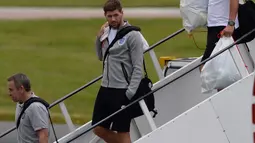 Steven Gerrard menatap kosong saat kembali dari Brazil di bandara Manchester, Inggris (25/06/2014) (REUTERS/Nigel Roddis) 