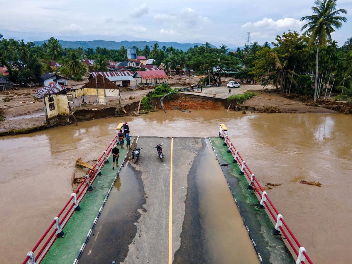 FOTO: Banjir Bandang Lumpuhkan Pidie Jaya, Jalur Aceh–Sumut Terputus