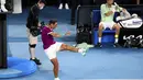 Rafael Nadal asal Spanyol menendang bola saat merayakan kemenangan atas Daniil Medvedev dari Rusia dalam final tunggal putra Tenis Australia Open 2022 di Melbourne, Minggu (31/1/2022). Nadal menang lewat pertarungan lima set dengan skor 2-6, 6-7 (5-7), 6-4, 6-4, dan 7-5. (AP Photo/Patrick Hamilton)