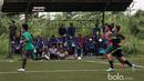 Pelatih yang sedang mengikuti kursus menonton aksi punggawa Timnas Indonesia U19 saat mengikuti seleksi di NYTC-PSSI Sawangan, Depok, Jumat (3/3/2017). (Bola.com/Nicklas Hanoatubun)
