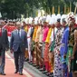 Presiden Jokowi dan Presiden Prancis Francois Hollande memeriksa pasukan kehormatan pada Upacara Kenegaraan di Istana Merdeka, Jakarta, Rabu (29/3). Kehadiran Presiden Hollande diiringi pasukan nusantara dan dan marching band. (Liputan6.com/Angga Yuniar)