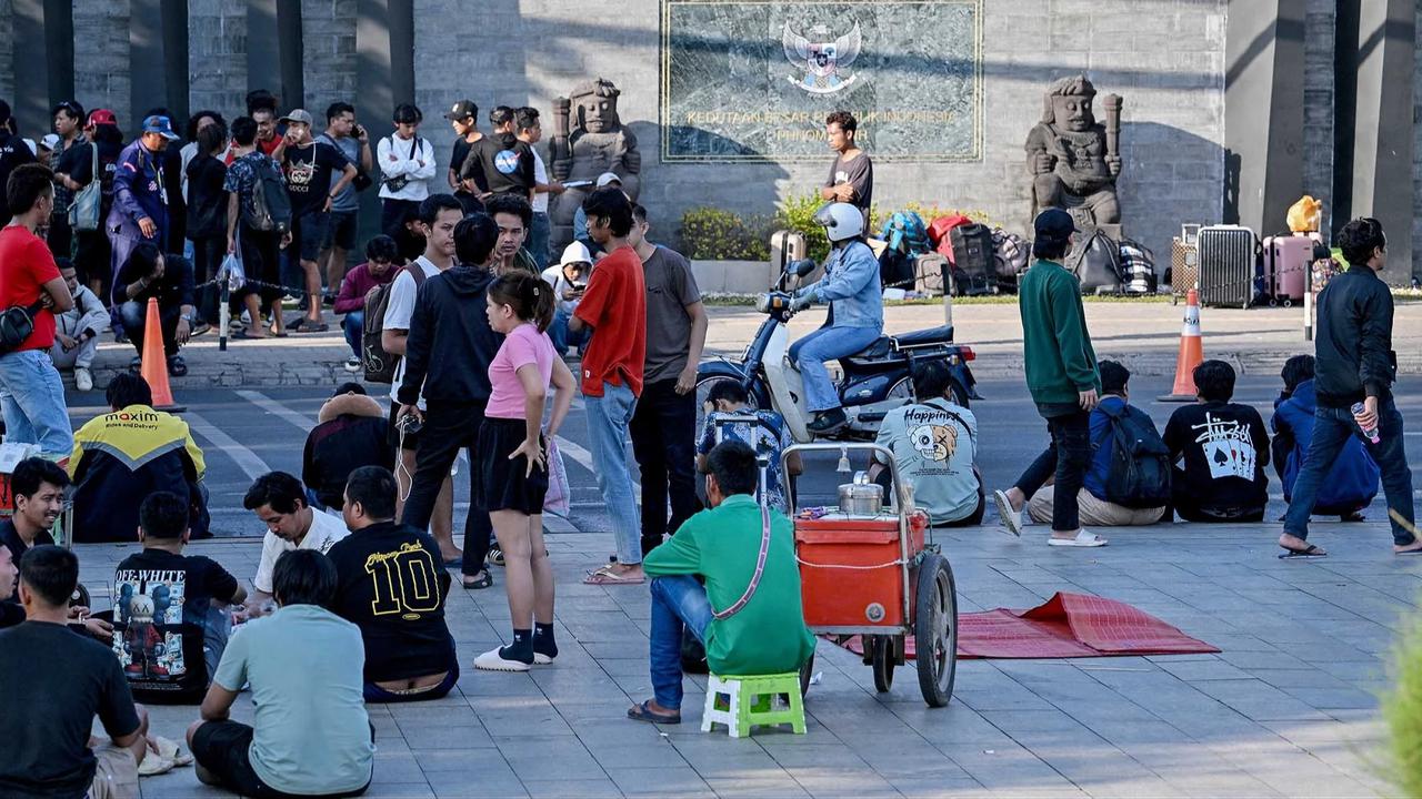 FOTO: KBRI Phnom Penh Dibanjiri WNI Keluar dari Jaringan Penipuan Daring