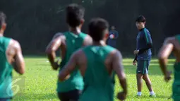 Pelatih Kepala Timnas Indonesia U19, Eduard Tjong memimpin latihan seleksi Timnas Indonesia U19 di NYTC Sawangan, Depok, Selasa (26/7). Seleksi untuk menghadapi Piala AFF U19 2016 di Hanoi, 11-24 September mendatang. (Liputan6.com/Helmi Fithriansyah)