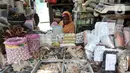 Pedagang jamu rempah-rempah menunggu pembeli di Pasar Jatinegara, Jakarta, Kamis (26/3/2020). Merebaknya pandemi virus corona COVID-19 membuat penjualan jamu rempah-rempah seperti jahe, temulawak, dan kunyit meningkat pesat. (merdeka.com/Iqbal S. Nugroho)