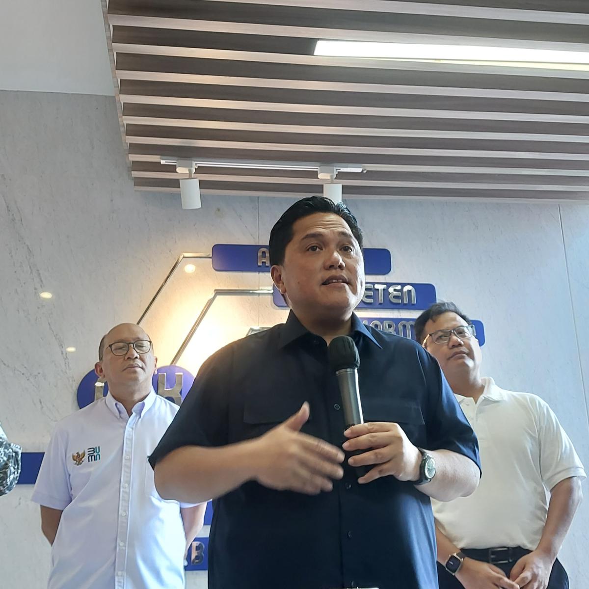 Menteri BUMN Erick Thohir di Kementerian BUMN, Selasa (1/8/2023). Erick Thohir mengungkap alasan penunjukkan Rosan Roeslani menjadi Wakil Komisaris Utama Pertamina. (Arief/Liputan6.com)