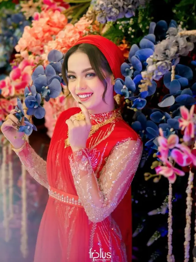 Gaya Putri Isnari Kenakan Emas. [@da4_putri03]