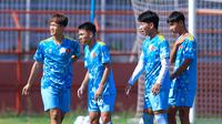 Timnas Vietnam U-17 menggelar latihan di Stadion Gelora 10 Nopember Tambaksari, Sabtu (18/4/2026) jelang duel menghadapi Timnas Indonesia U-17 pada Piala AFF U-17 2026. (Bola.com/M Iqbal Ichsan)