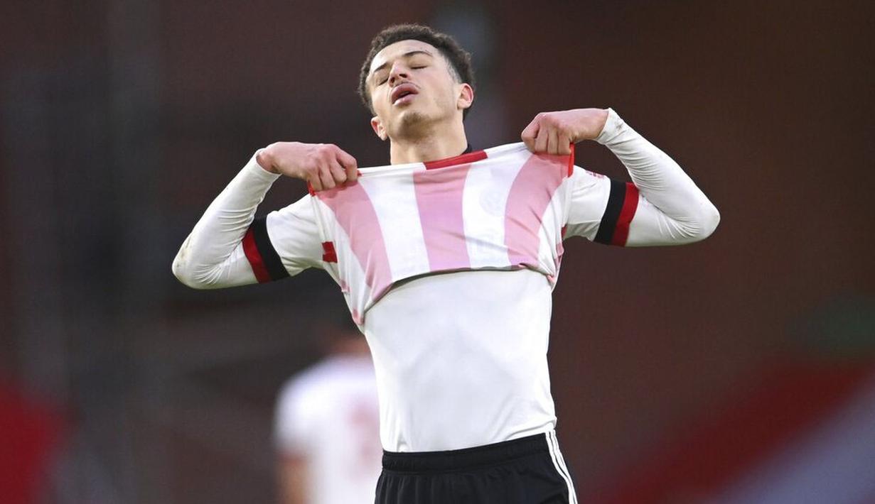 Pemain Sheffield United, Ethan Ampadu, tampak kecewa usai ditaklukkan Tottenham Hotspur pada laga Liga Inggris di Stadion Bramall Lane, Minggu (17/1/2021). Tottenham Hotspur menang dengan skor 3-1. (Laurence Griffiths/Pool via AP)