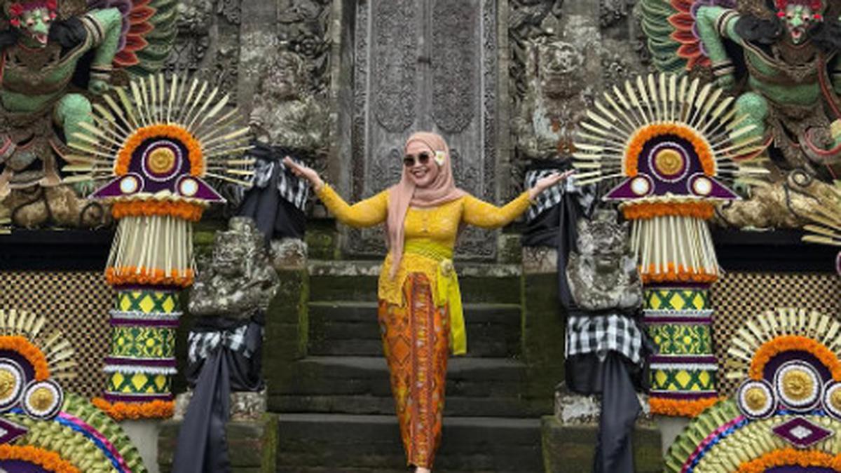 Gaya Umi Kalsum Ibunda Ayu Ting Ting saat Liburan di Bali, Model Sandal Jepitnya Curi Perhatian