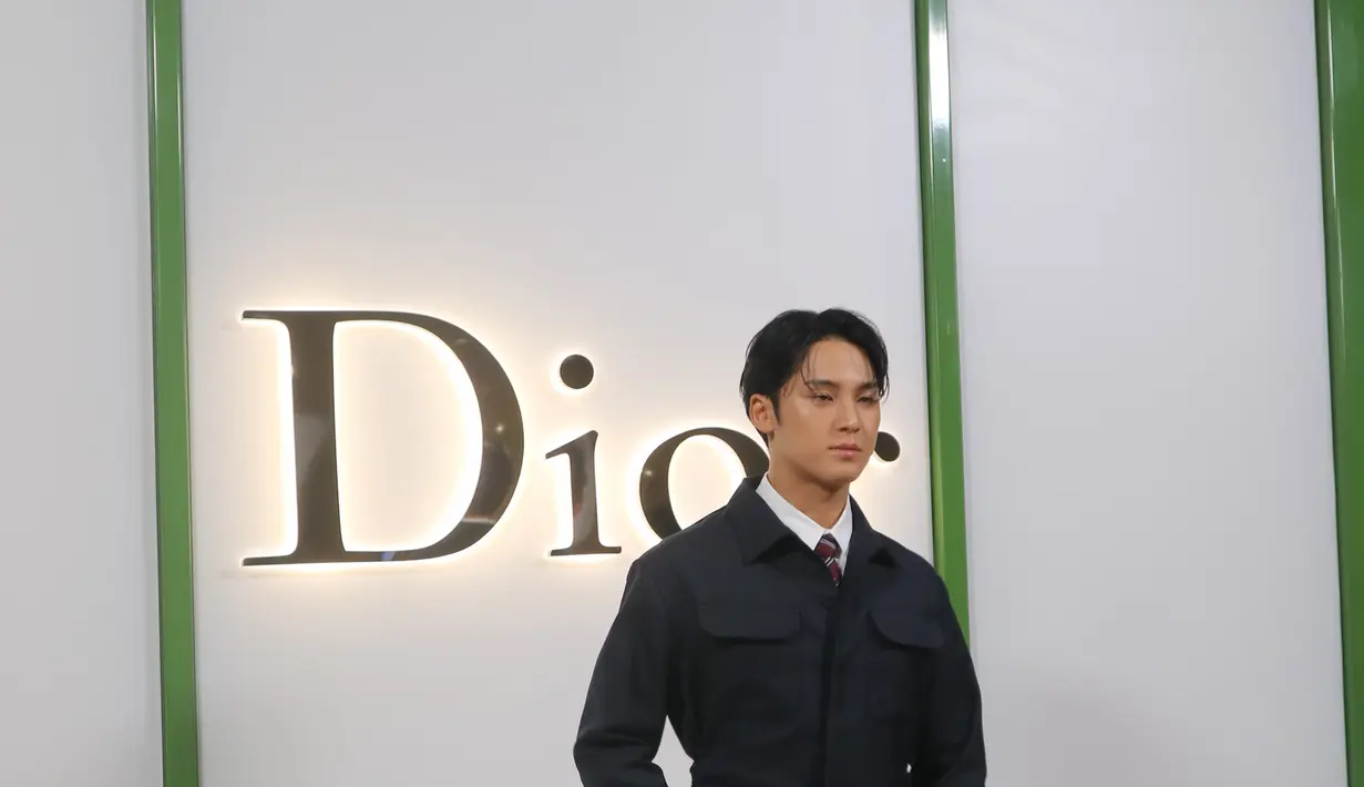 Kim Mingyu pancarkan aura Prince Dior yang charming dalam balutan busana semi formal serba Dior