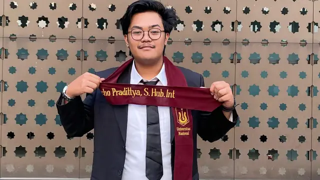 Momen Wisuda Anak Suty Karno, Penuh Haru dan Kebanggaan