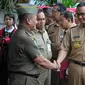 Gubernur dan Wakil Gubernur baru DKI, Anies Baswedan dan Sandiaga Uno setibanya di Balai Kota Jakarta, Selasa (17/10). Anies dan Sandiaga keliling Balai Kota sebelum menggelar rapat bersama SKPD DKI Jakarta. (Liputan6.com/Faizal Fanani)