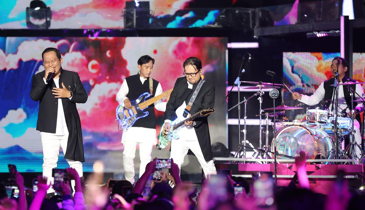 Tampil dengan balutan busana kombinasi hitam dan putih, para personel Wali terlihat begitu elegan. Mereka pun memainkan lagu "Taubat Maksiat" di lagu pertama. Tampak dalam foto, grup band Wali saat tampil pada Konser Raya 31 Tahun Indosiar Luar Biasa hari kedua di Studio 6 Emtek City, Daan Mogot, Jakarta, pada Minggu (11/1/2026) malam. (KapanLagi.com/Budy Santoso)
