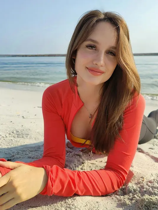 "Sebagai aktris dan penyanyi, kan kita senang bisa interaksi sama fans, kadang-kadang peluk fans, atau kadang-kadang foto bareng berdekatan. Tapi mau gimana lagi, situasinya seperti ini, jadi kita harus semua berhati-hati," ujar Cinta Laura. (Instagram/claurakiehl)