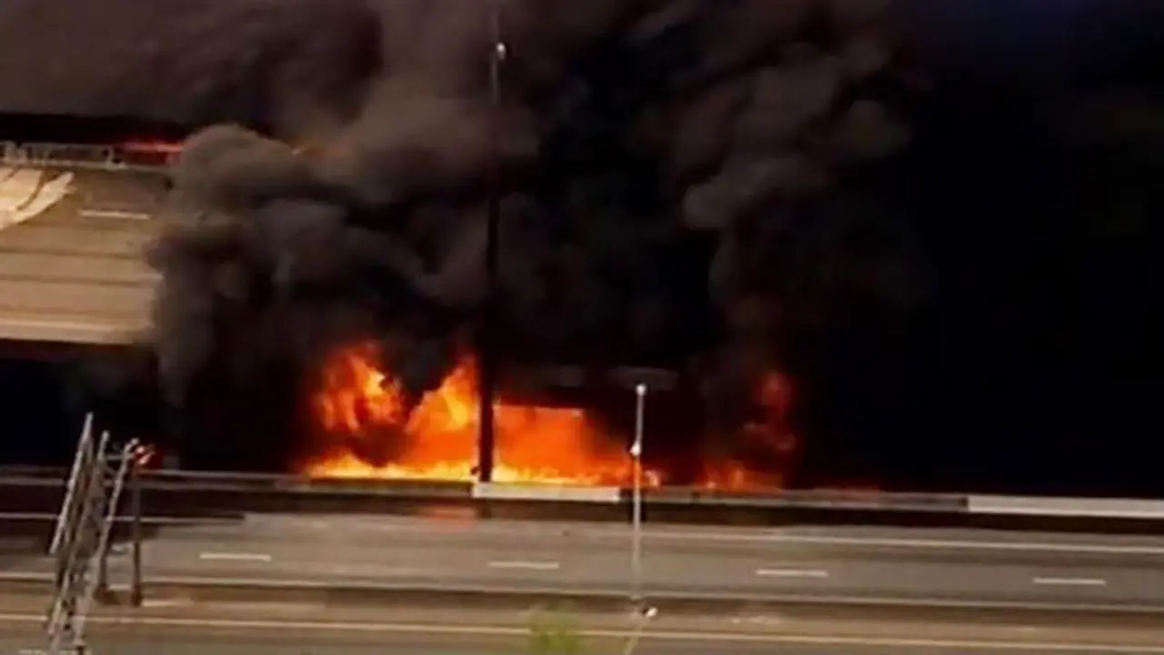 Kebakaran jembatan layang di Atlanta AS.