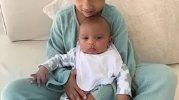 Kim Kardashian juga memposting foto North West memeluk mesra adik kecilnya Psalm West yang sekarang berusia tiga bulan. (Liputan6.com/IG/@kimkardashian)