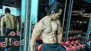 <p>Usaha Irfan Sebaztian a pun tak mengkhianati hasil. Terbukti kekasih Irma Darmawangsa tersebut kini memiliki sixpack yang sempurna. (FOTO: instagram.com/@irfansebaztian15)</p>