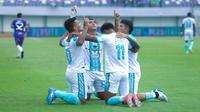 Para pemain PSBS Biak merayakan gol yang dicetak oleh Alexandro Santos ke gawang Persita Tangerang pada laga BRI Liga 1 di Stadion Indomilk Arena, Sabtu (3/5/2025) petang WIB. (Bola.com/M Iqbal Ichsan)