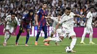 Penyerang Real Madrid asal Prancis #10, Kylian Mbappe, melepaskan tembakan penalti namun gagal mencetak gol dalam pertandingan Liga Spanyol antara Real Madrid CF dan FC Barcelona di Stadion Santiago Bernabeu, Madrid, pada 26 Oktober 2025. (JAVIER SORIANO/AFP)