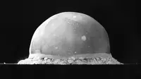 Ledakan bom atom Trinity (Public Domain)