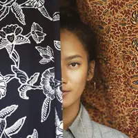 Tara Basro dikenal dengan gaya fashionnya yang luar biasa. Bahkan ia banyak mempromosikan wastra nusantara seperti berkebaya hingga memadukan elemen modern dengan batik. [Foto: Instagram/ Tara Basro]