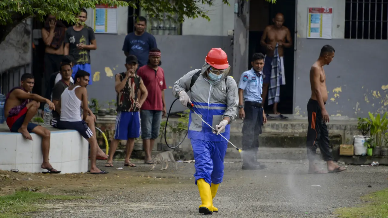 Saat Narapidana di Aceh Bersihkan Penjara Cegah Covid-19
